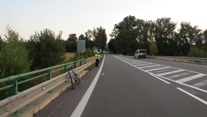 Grázl srazil cyklistu, z místa nehody ujel! Policie po něm pátrá
