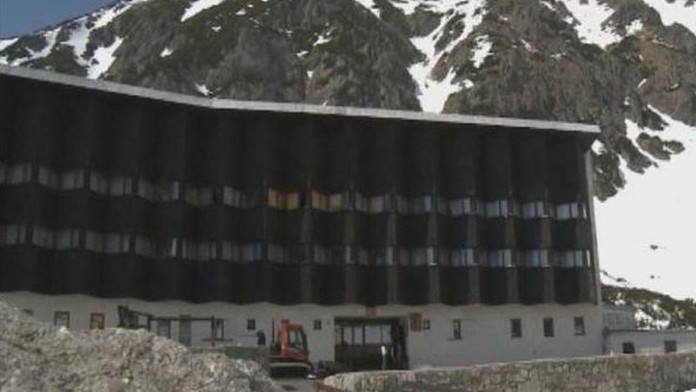 Sněhová kalamita v Tatrách. Slavný hotel pod závaly sněhu