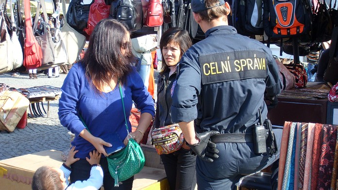 Policie prohledává tržnice. Už našla marihuanu i pervitin