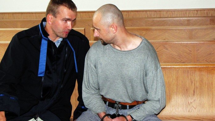 Jiří zabil svou matku a kamaráda. Soudce ho poslal na 17 let za mříže