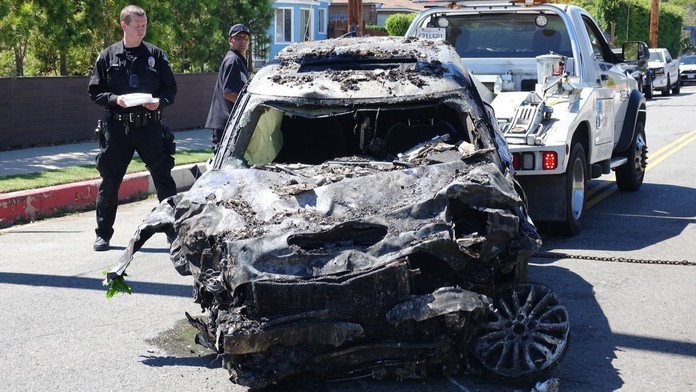 Auto slavné herečky po havárii pohltily plameny. Řidička je v kritickém stavu