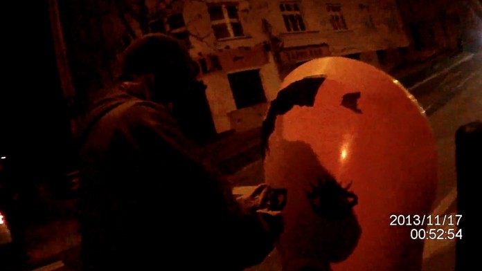 PODÍVEJTE SE jak mladík udělal ze značky smajlíka, z místa odešel s pokutou!