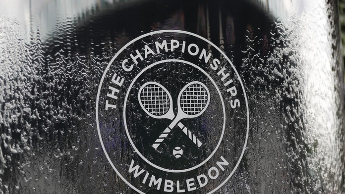 Předepsané oblečení, jahody i šampaňské. Tohle je Wimbledon!
