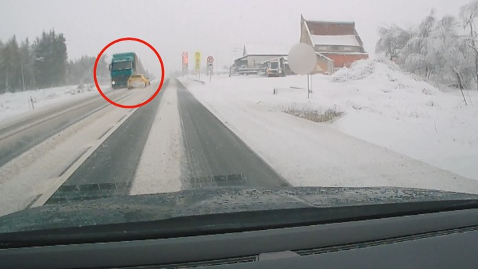 Hazard na sněhu ho málem stál život. Řidiče u Chomutova paralyzoval strach
