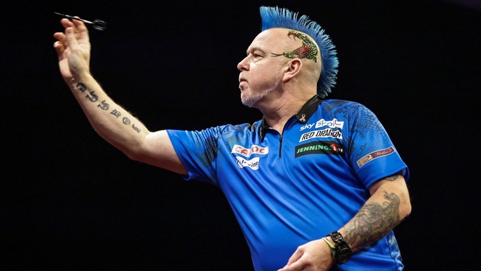 Michael van Gerwen po dramatu postupuje do čtvrtfinále. Dál jde i Peter Wright
