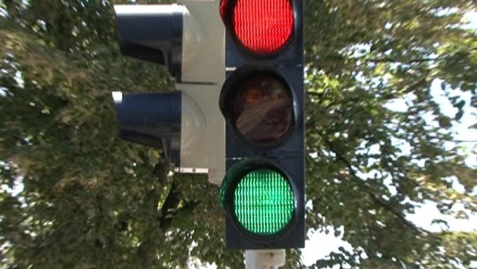 Motorka se dvěma muži vrazila do semaforu. Jeden zemřel