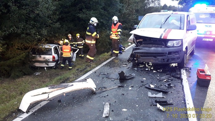 Na Plzeňsku se srazila dodávka s autem. Pro řidiče letěl vrtulník