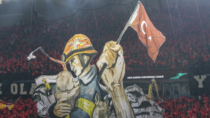 Fanoušci Trabzonu poděkovali záchranářům. V choreu zmínili i Čechy