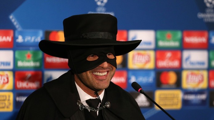 Kdo vede Šachtar? Na tiskovku dorazil místo trenéra Zorro!