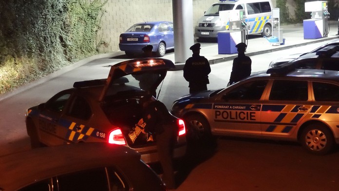 Maskovaný lupič střílel na benzince, odnesl si několik tisíc