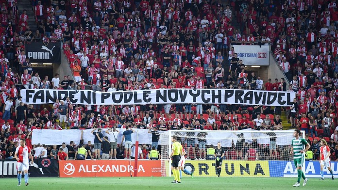 Rozdělená tribuna Sever. Fanoušci při derby nefandili a ještě se poprali