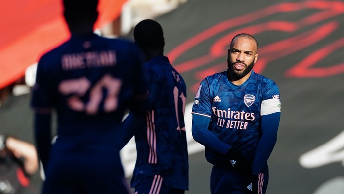 Další zmar Arsenalu. Po vlastním gólu se loučí s Anglickým pohárem