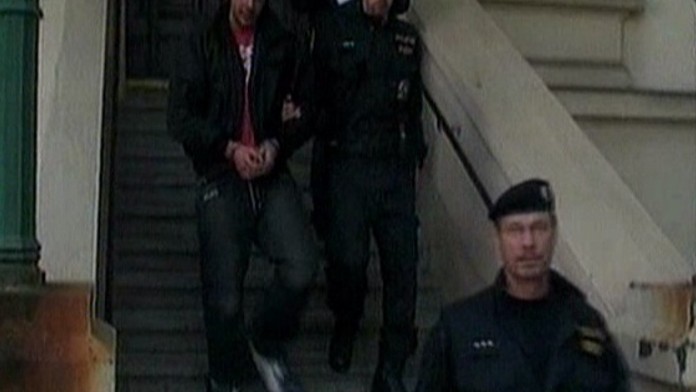 Rosenbergova manželka prý oloupila mladou dívku, syna chce babička