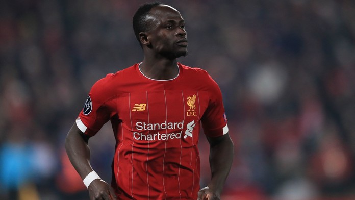 Štědrý Mané nezapomíná. V Senegalu rozdával dresy, teď staví za miliony
