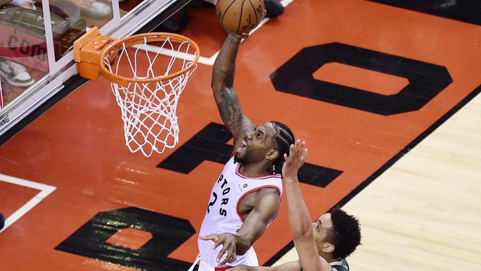 Leonard řádil a Toronto slaví první výhru v sérii nad Milwaukee!