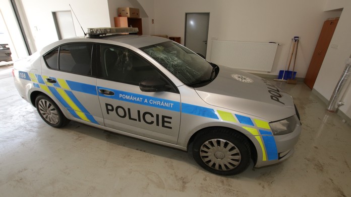 Agresor v Chocni rozmlátil policejní auto, nadýchal 2,76 promile
