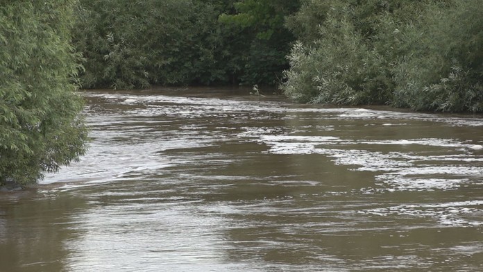 VÝSTRAHA: Hrozí vysoké nebezpečí povodní, řeky se mohou vylévat z břehů