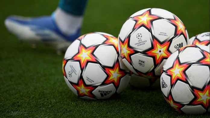 UEFA pokračuje v revolučních novinkách. Zavádí poloautomatické ofsajdy