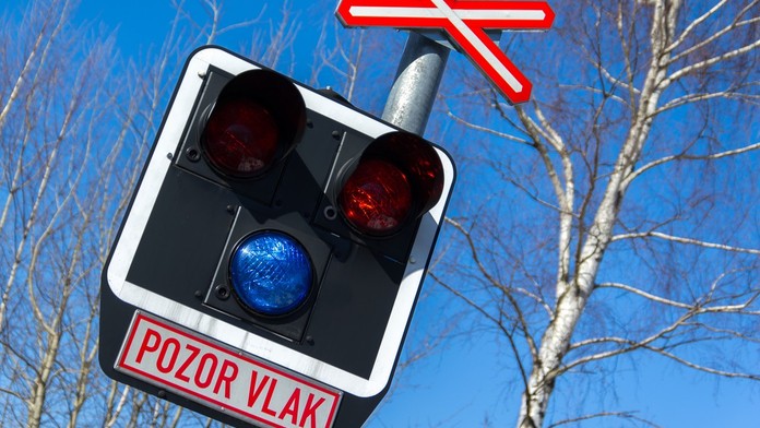 Dívenka (8) vyskočila v Brně ze stojícího vlaku. Přímo pod rychlík