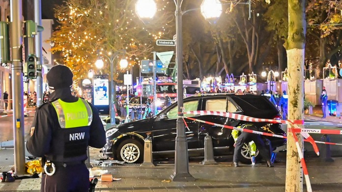 Auto na vánočních trzích v Düsseldorfu vjelo do lidí: Šest zraněných