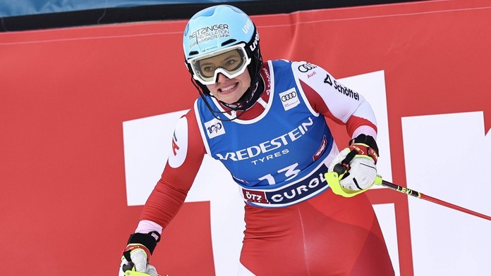 Takový start jste ještě neviděli. Závodnice spadla ihned po vjezdu na trať