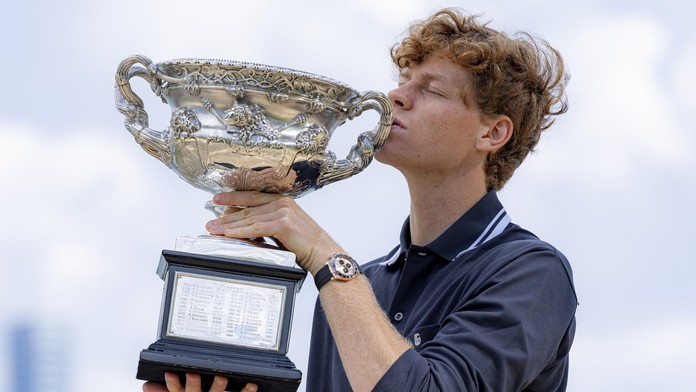Jannik Sinner s trofejí z Australian Open