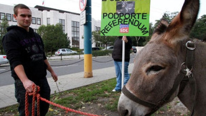 FOTO: Nedělejte z lidí osly, žádají poslance slovenští levičáci