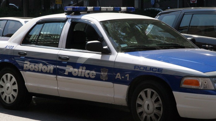 Taxík najel do davu lidí poblíž letiště v Bostonu, 10 zraněných