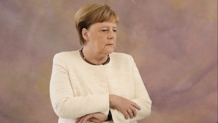 Merkelová o Putinových ambicích věděla. NATO by Ukrajinu nezachránilo, tvrdí