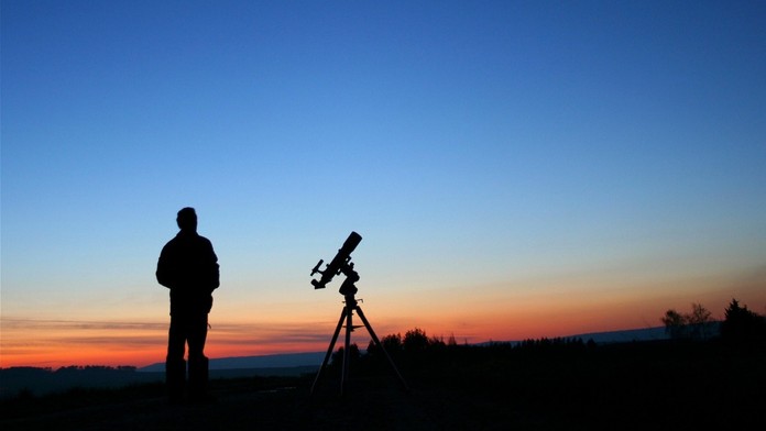 Astronom pozoruje noční oblohu