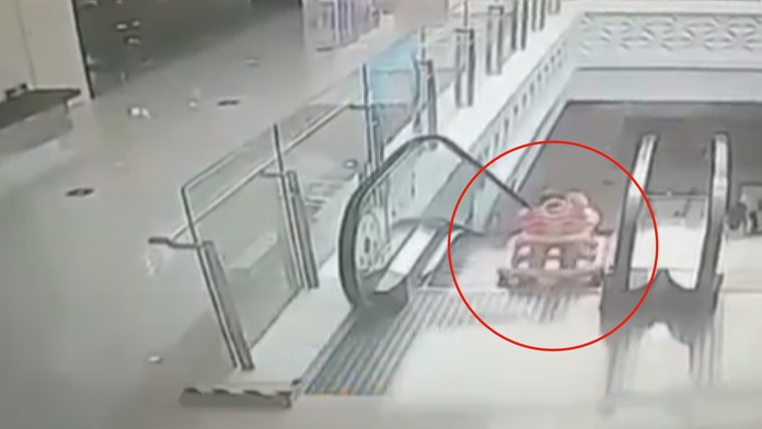 Batole se v chodítku vydalo samo k eskalátorům! Pak začalo padat