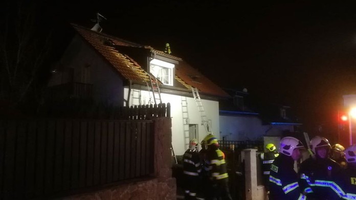 Plameny při požáru u Prahy skočily na druhý dům, škoda jde do milionů