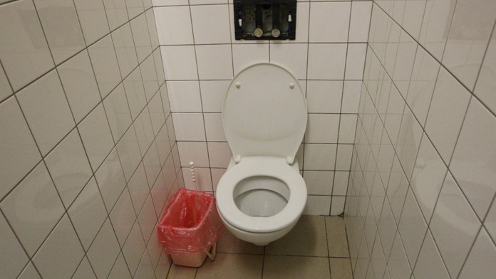 Muž si na Znojemsku uřízl penis a spláchl ho do záchodu!