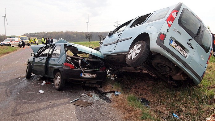 Pět zraněných při srážce aut, opilý řidič nedal přednost na křižovatce