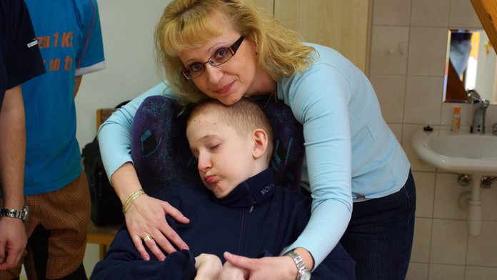 Po selhání učitelů NA ŠKOLNÍM VÝLETĚ byl Filip 10 let v komatu! Teď umřel mámě v náručí