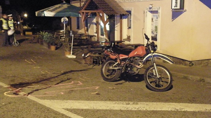Motorkář se zabil před hospodou u Prahy, když zavadil o květináč