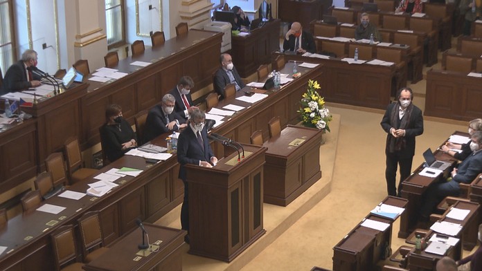 Poslanci řešili očkování a vakcíny, o komisi pro Bečvu nehlasovali