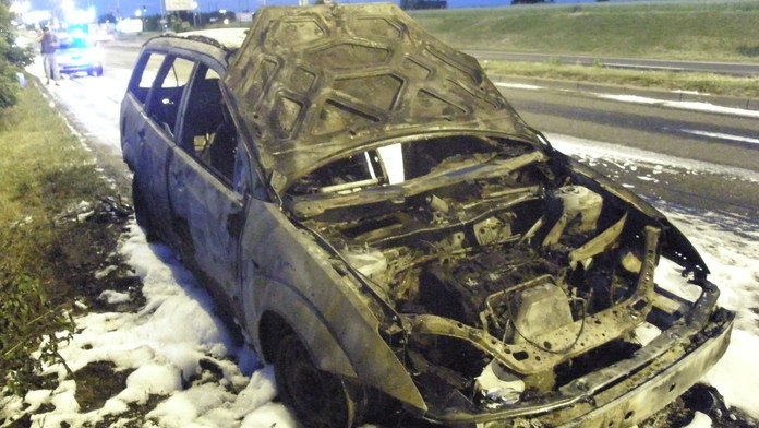 Řidiči shořelo auto při výjezdu z Prahy, hrozil výbuch