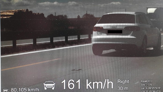Na osmdesátce 160. Kolony na D1 si piráti silnic nehodami vyrábí sami