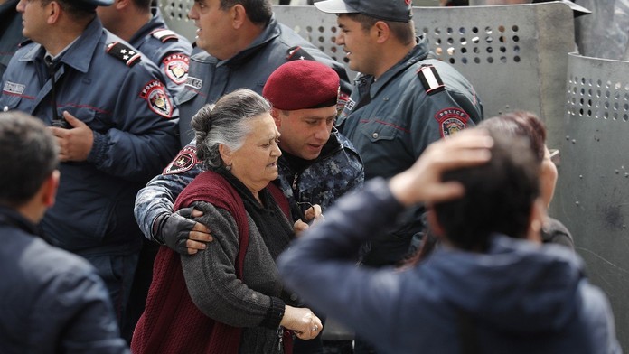 "Nemůžeme ven, v drátech uvízli lidé!" popsal Čech drsné protesty