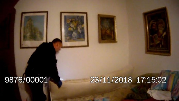 Muže v Brně uvěznila ve spánku matrace. Pomoct museli strážníci