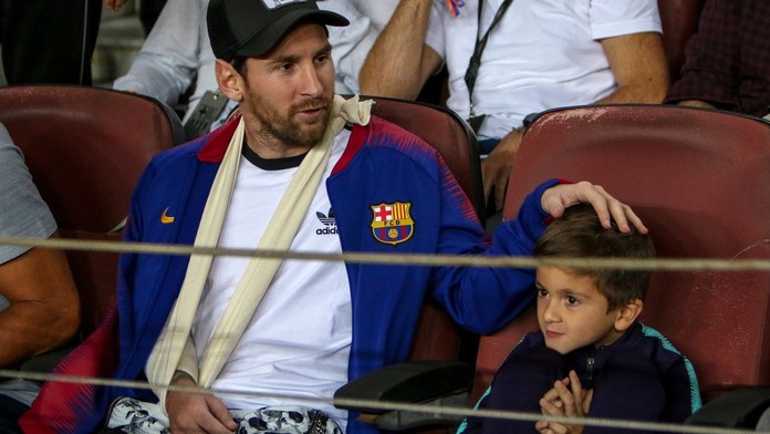 Zraněný Messi přihlížel výhře Barcelony. PSG zachránilo bod!