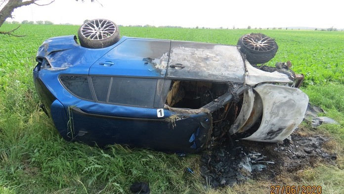 Kvůli sršni skončilo auto na střeše. Sotva posádka unikla, začalo hořet!