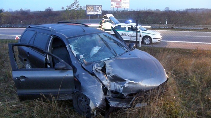 Ženu přecházející přes ulici sestřelilo auto, je zraněná