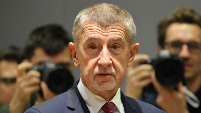Macron v tom není sám. Babiš má zakrvácené oko, praskla mu v něm žilka