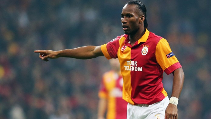 Drogba má tvrdou palici! Soupeře v kómatu odvezla ze hřiště sanitka