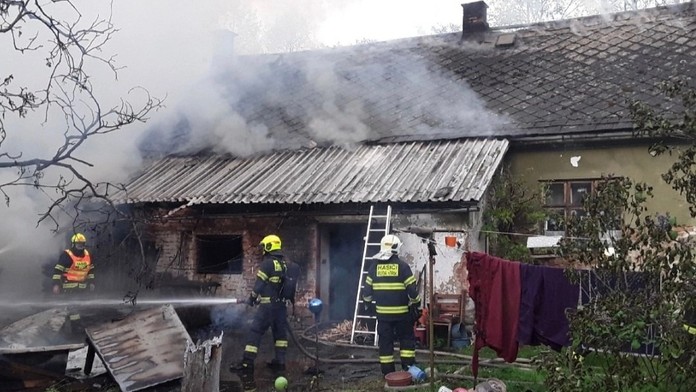 Na Šumpersku hořel dům. Při požáru hrozila také velmi silná exploze