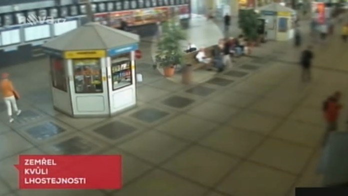Muž (77) v Pardubicích se dusil na lavičce. Pomoc přišla příliš pozdě