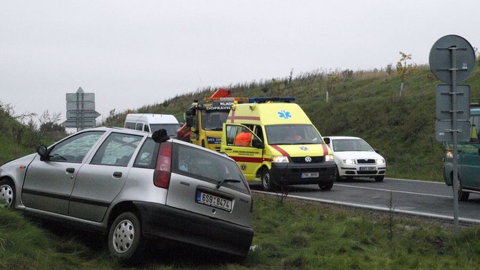 Honička s policií bez řidičáku, náraz do stromu mladík nepřežil