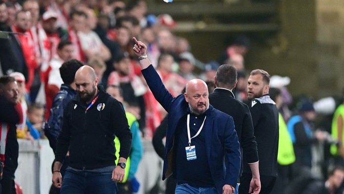 Šéf Plzně bude platit za zdvižený prostředníček, pyká i Slavia